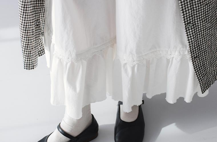 裾フリルぺチパンツ(ホワイト)着用の裾に寄ったディテール