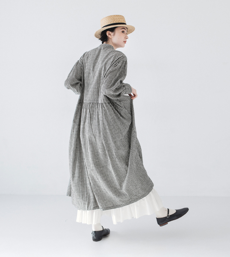 裾フリルぺチパンツ(ホワイト)着用の全身斜め後ろのコーディネート