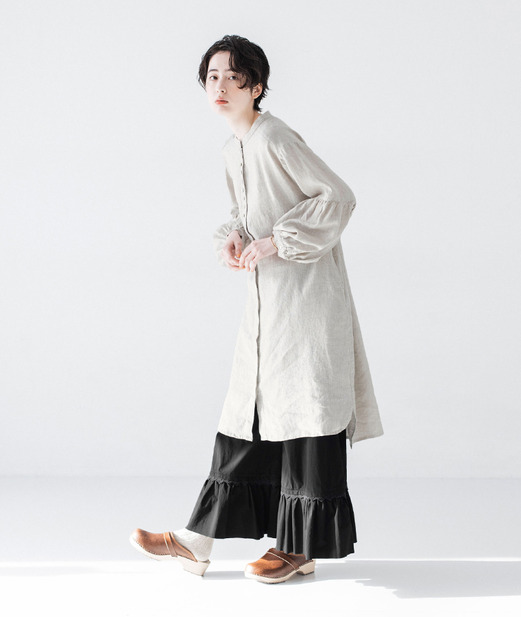 裾フリルぺチパンツ(ブラック)着用の全身横向きコーディネート