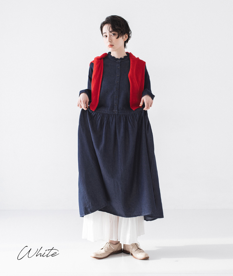 コットンワッシャーボイルぺチパンツ(ホワイト)着用の全身前のコーディネート