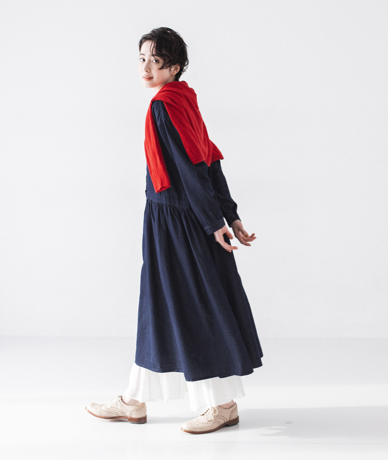 コットンワッシャーボイルぺチパンツ(ホワイト)着用の全身横のコーディネート