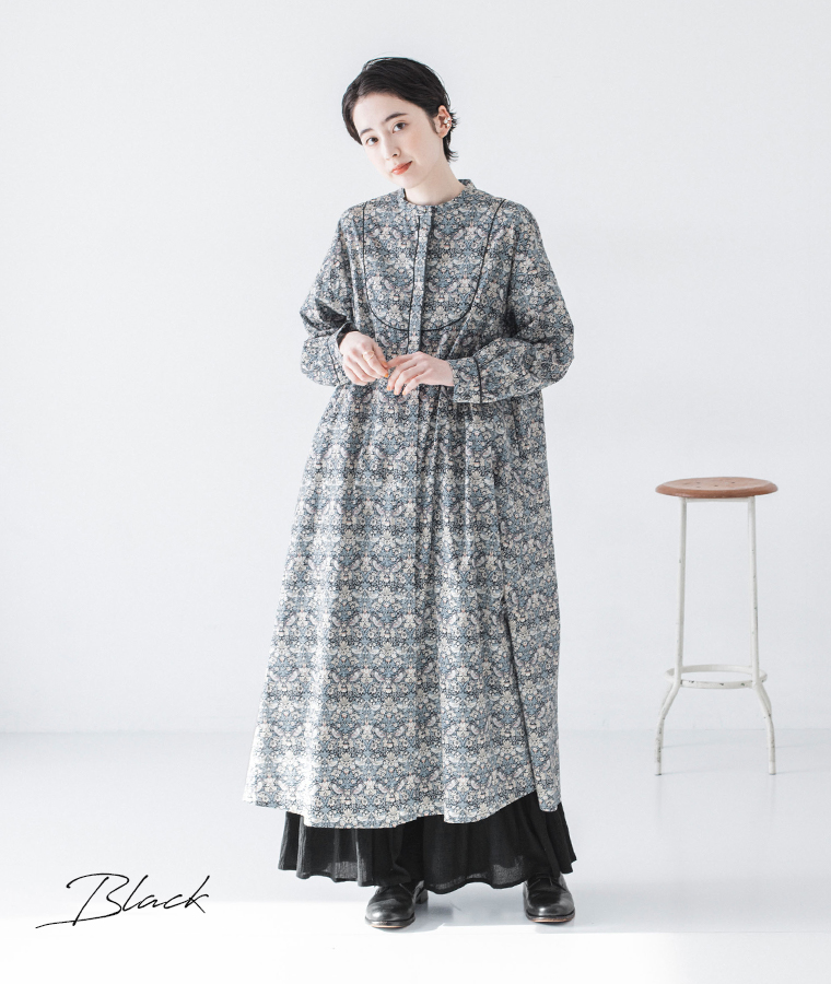コットンワッシャーボイルぺチパンツ(ブラック)着用の柄ワンピースと合わせた全身コーディネート