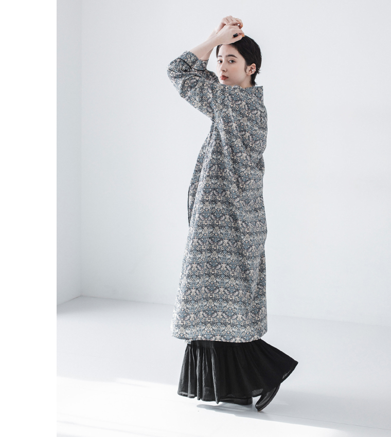 コットンワッシャーボイルぺチパンツ(ブラック)着用の全身斜め後ろのコーディネート