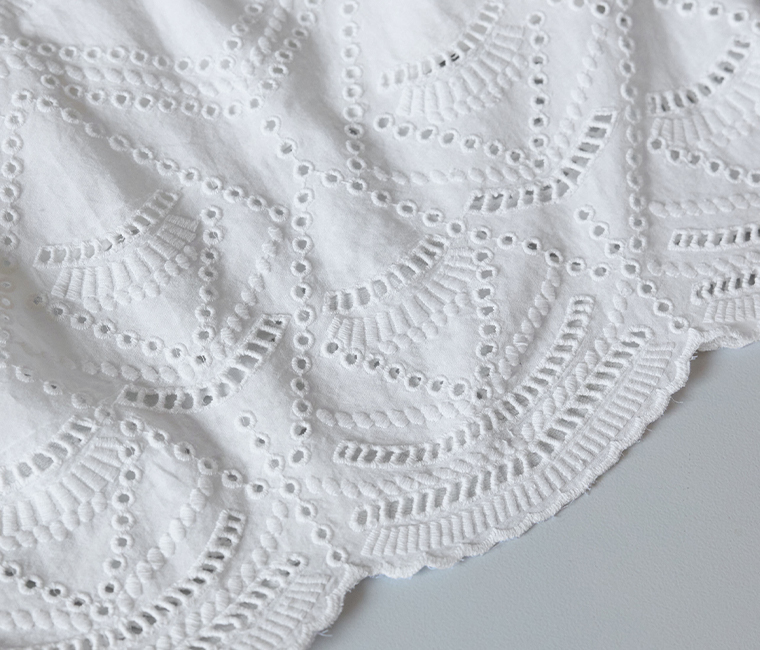 &yarn カットワークレースワイドパンツ(ホワイト)の裾レースのアップディテール