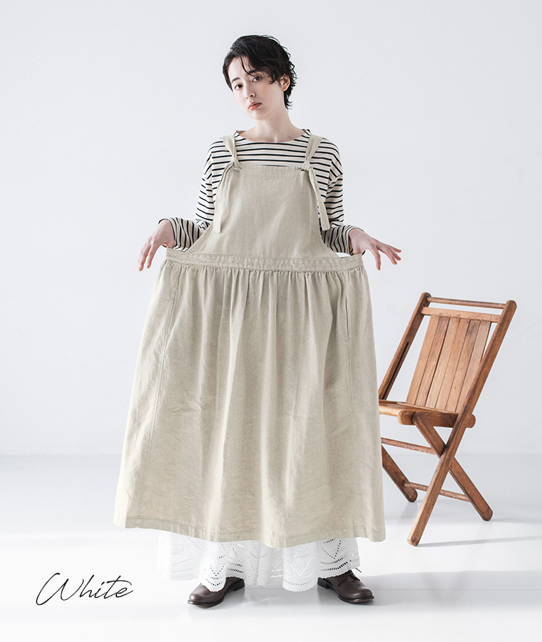 &yarn カットワークレースワイドパンツ(ホワイト)のエプロンワンピースと合わせた全身前のコーディネート