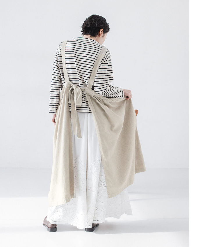 カットワークレースワイドパンツ(ホワイト)着用のバックスタイルの全身カット