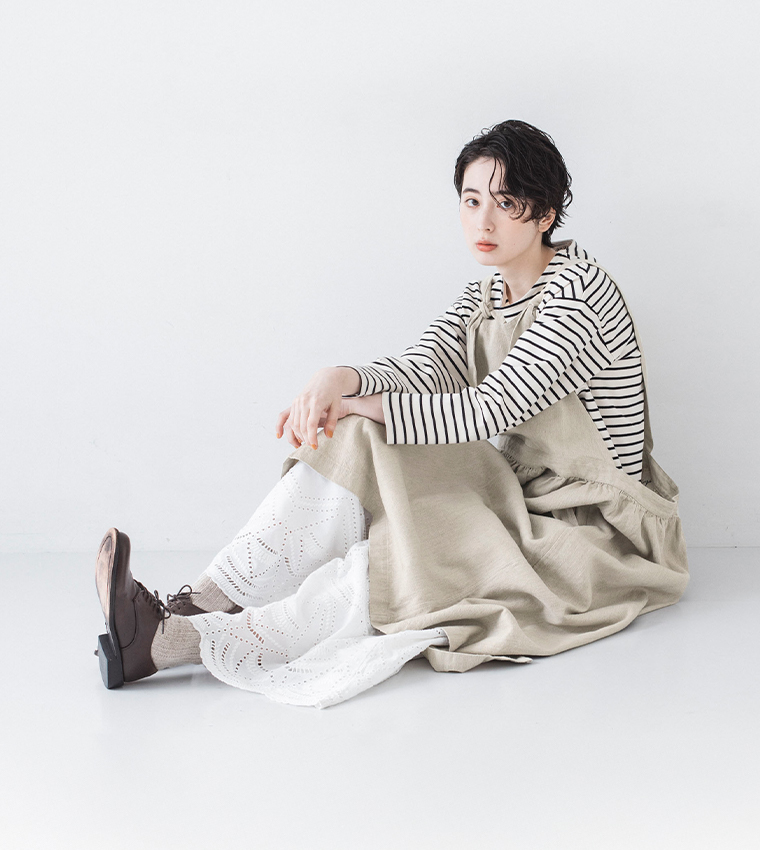 カットワークレースワイドパンツ(ホワイト)着用の座った全身カット