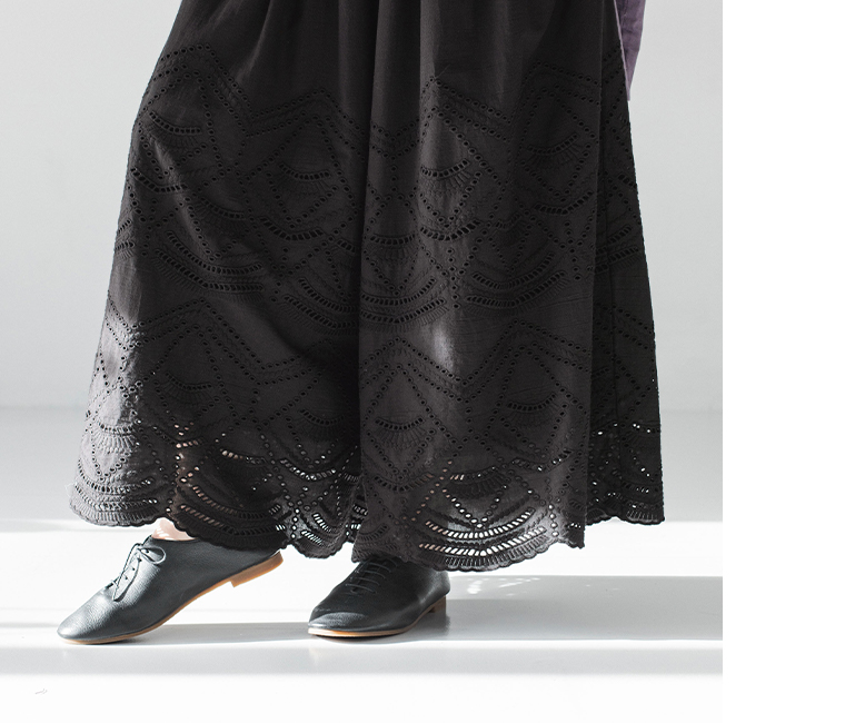 カットワークレースワイドパンツ(ブラック)着用の裾寄りのカット
