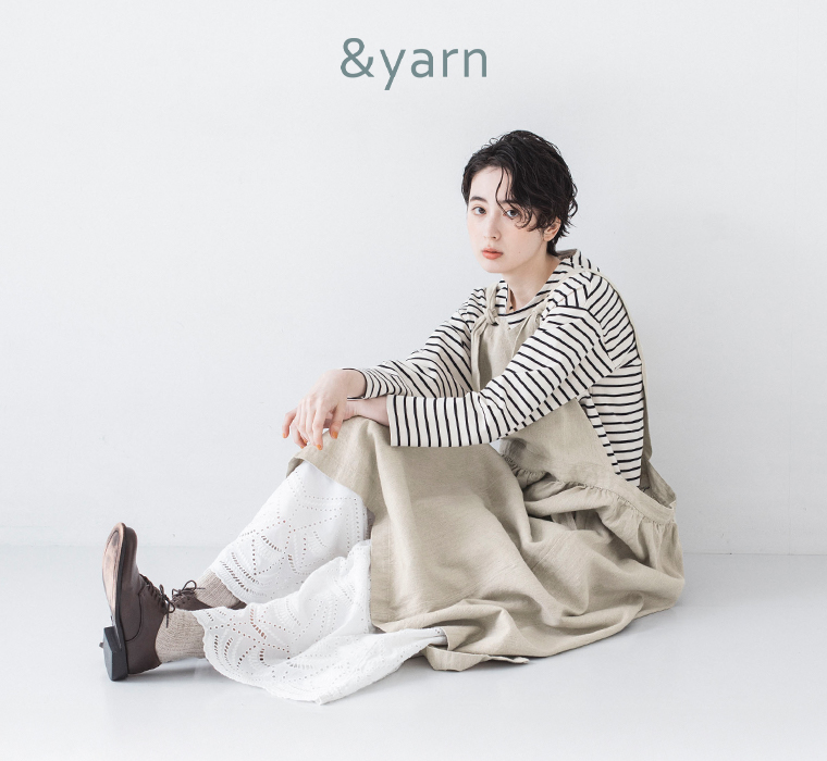 &yarn カットワークレースワイドパンツ(ホワイト)着用の座ったコーディネート