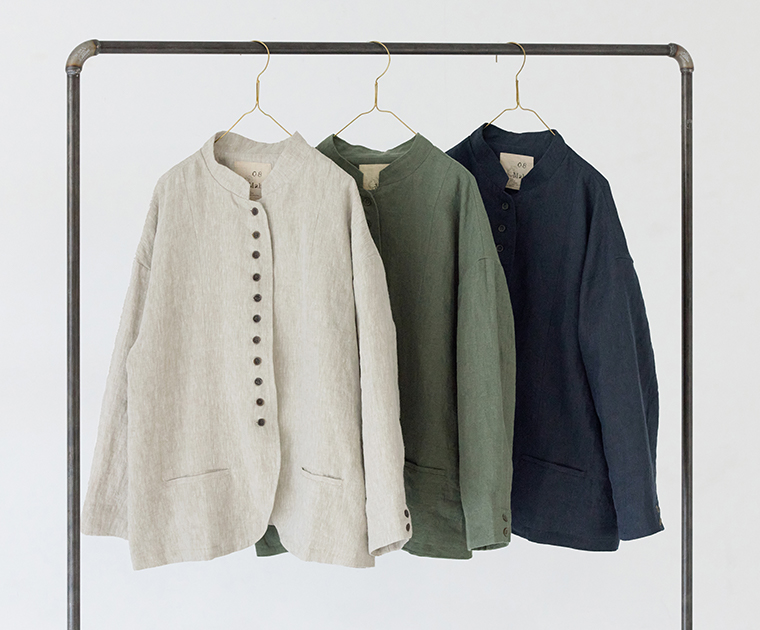 別注｜9番手リネン 多ボタンジャケット グレージュ モスグリーン ネイビーの3色をハンガーに掛けた状態