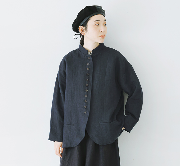 別注｜9番手リネン 多ボタンジャケット ネイビーを着たモデルの上半身斜め向き