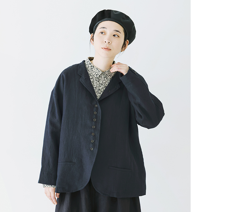 別注｜9番手リネン 多ボタンジャケット ネイビーを着たモデルの上半身正面