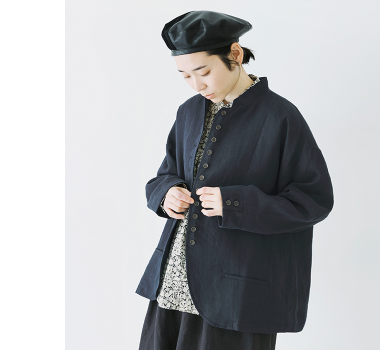 別注｜9番手リネン 多ボタンジャケット ネイビーのボタンを留めるカット