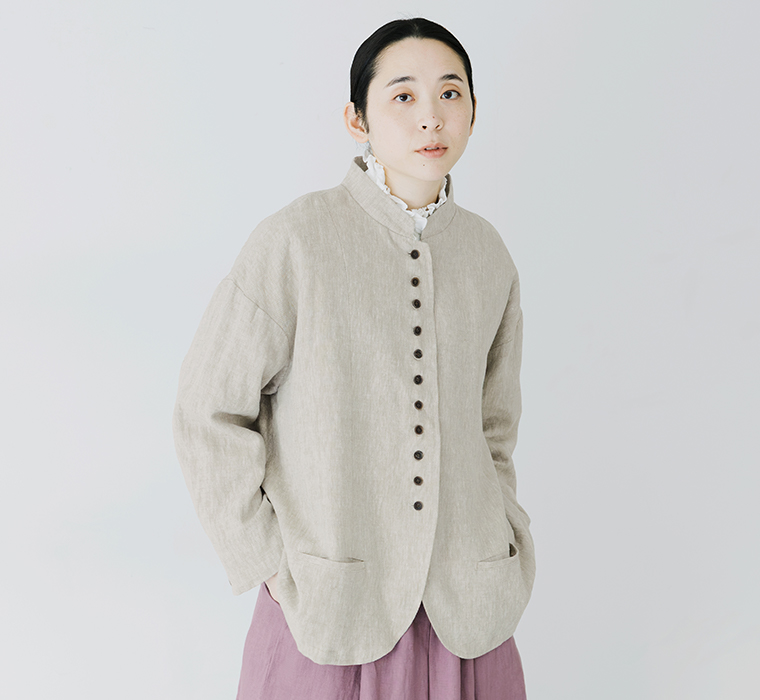 別注｜9番手リネン 多ボタンジャケット グレージュを着用したモデルの上半身正面カット