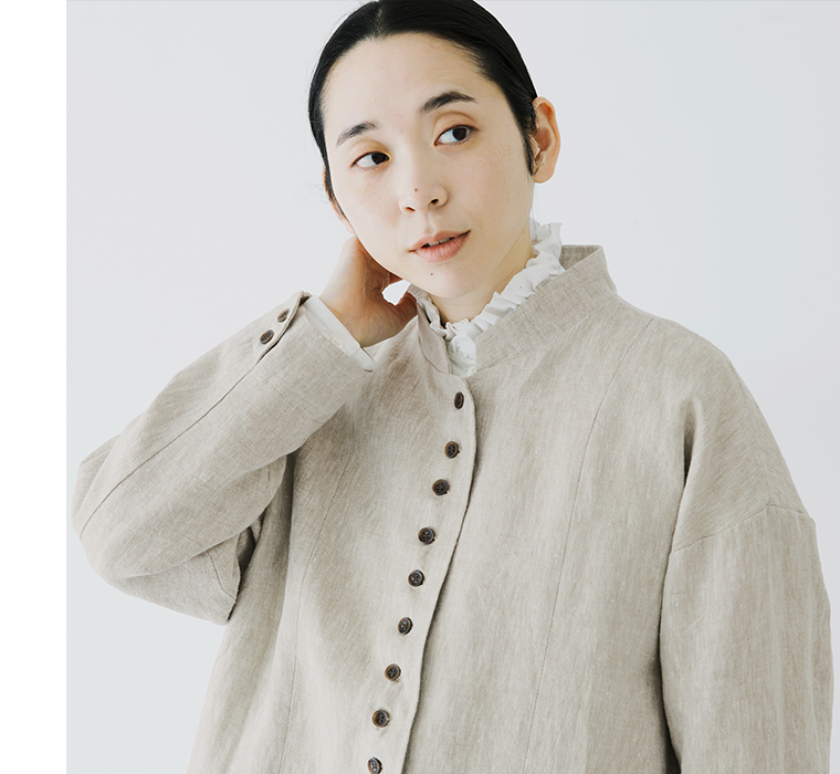 別注｜9番手リネン 多ボタンジャケット グレージュの襟元と多ボタンのディテールアップ
