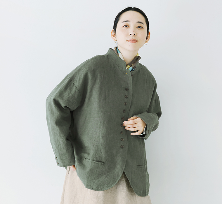 別注｜9番手リネン 多ボタンジャケット モスグリーンを着用したモデルの上半身カット