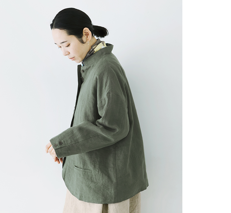 別注｜9番手リネン 多ボタンジャケット モスグリーンを着用したモデルの横向き上半身カット
