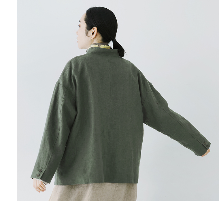 別注｜9番手リネン 多ボタンジャケット モスグリーンを着用したモデルの背面上半身カット