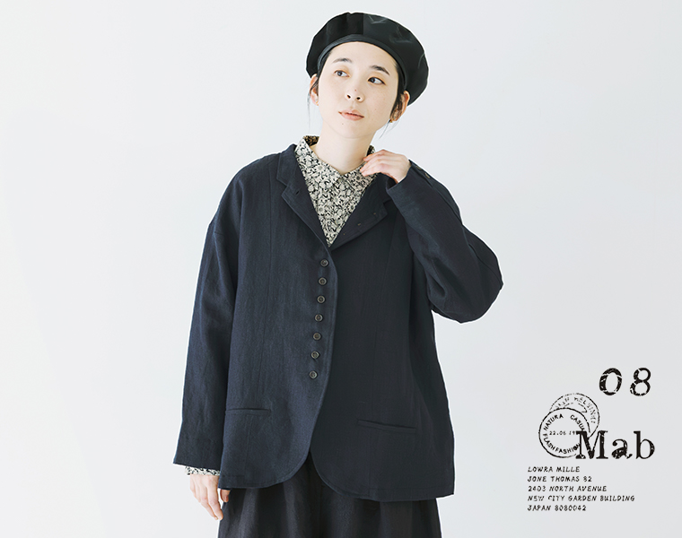 08Mabの別注｜9番手リネン 多ボタンジャケット ネイビーを着たモデルの上半身正面