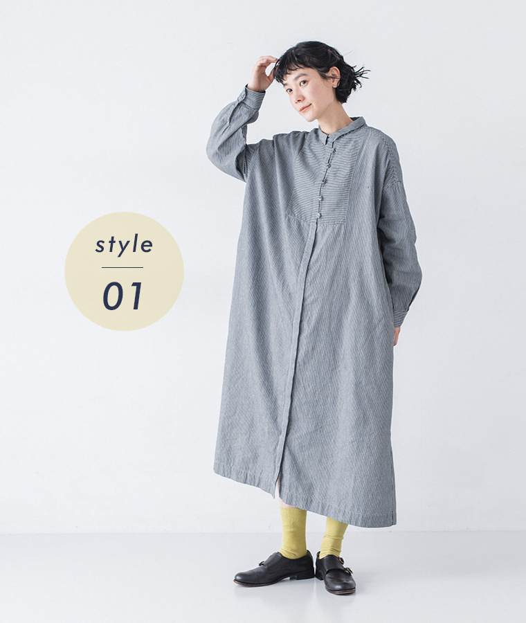 別注｜ヒッコリー ループ釦ワンピースを着用したモデルの正面全身カット