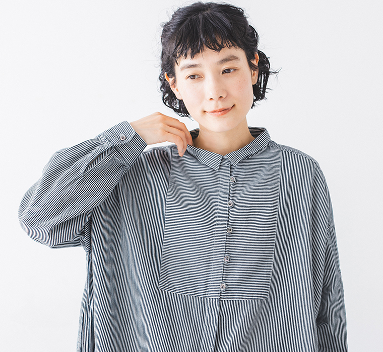 別注｜ヒッコリー ループ釦ワンピースを着用したモデルの上半身カット