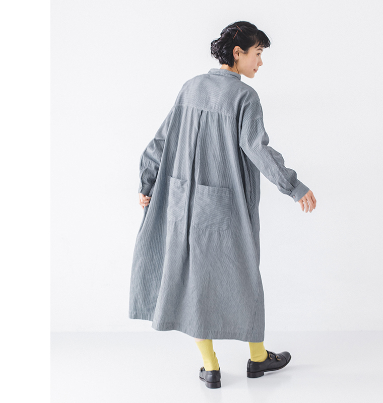 別注｜ヒッコリー ループ釦ワンピースを着用したモデルの後ろ姿全身カット