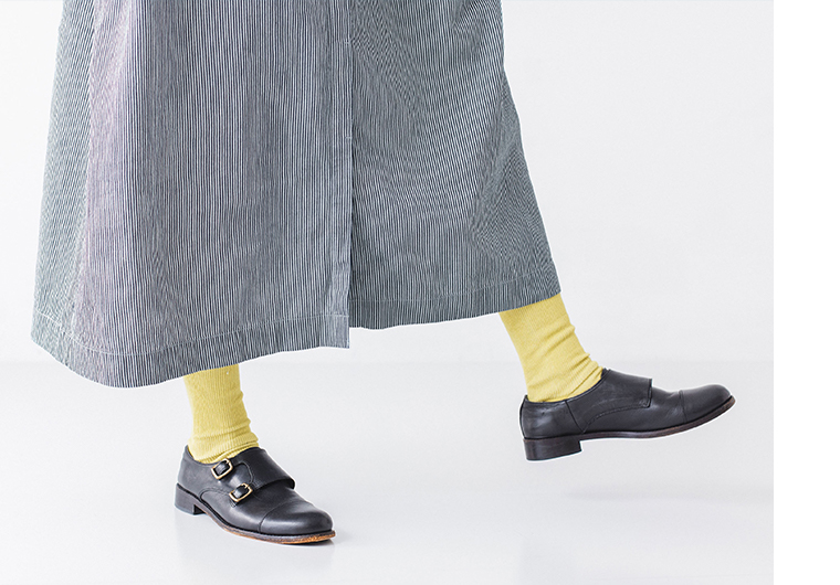 別注｜ヒッコリー ループ釦ワンピースの裾と足元のクローズアップ