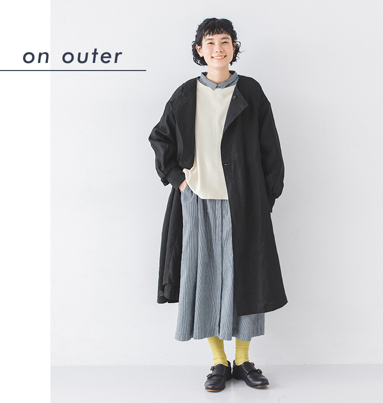 別注｜ヒッコリー ループ釦ワンピースの上にアウターを着用したモデルの正面全身カット
