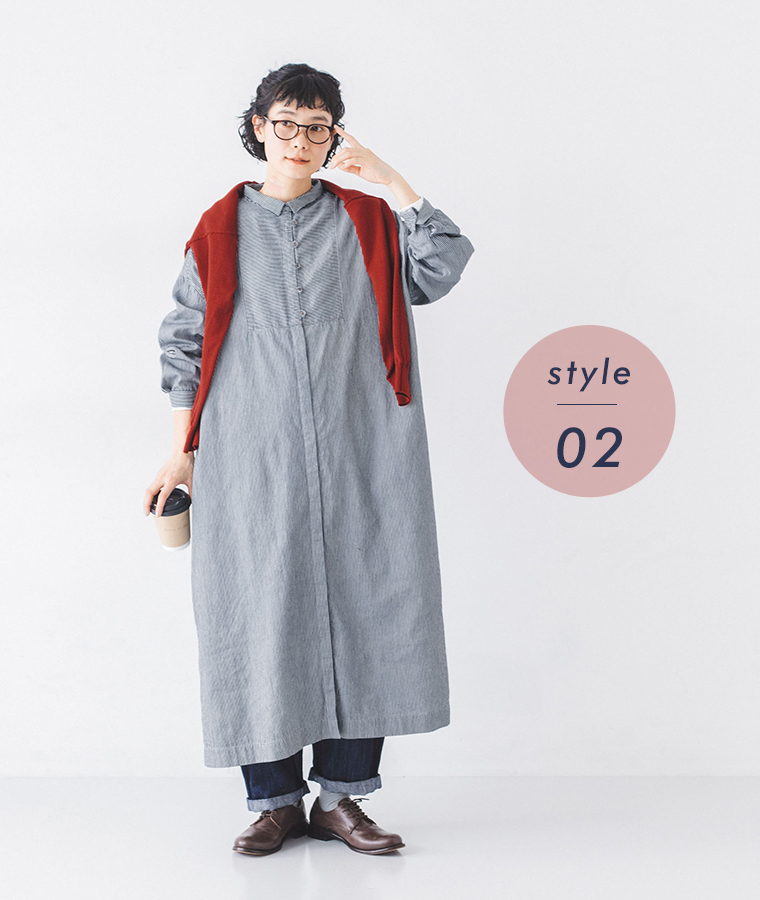 別注｜ヒッコリー ループ釦ワンピースを着用したモデルが立ち カーディガンを肩に掛けている全身カット