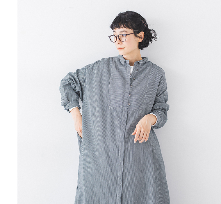 別注｜ヒッコリー ループ釦ワンピースを着用したモデルの上半身カット