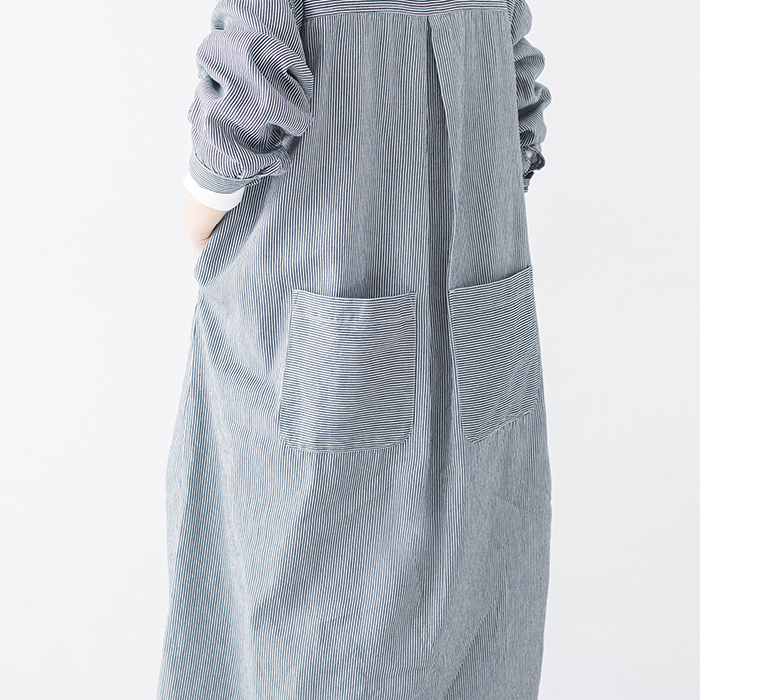 別注｜ヒッコリー ループ釦ワンピースの背面のポケット部分アップ