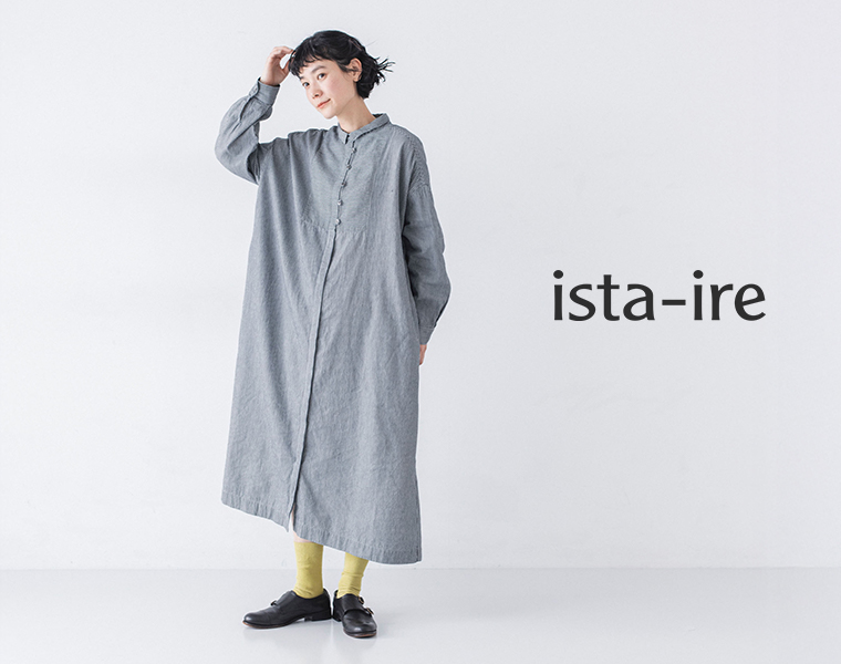 ista-ireの別注｜ヒッコリー ループ釦ワンピースを着用したモデルの正面全身カット