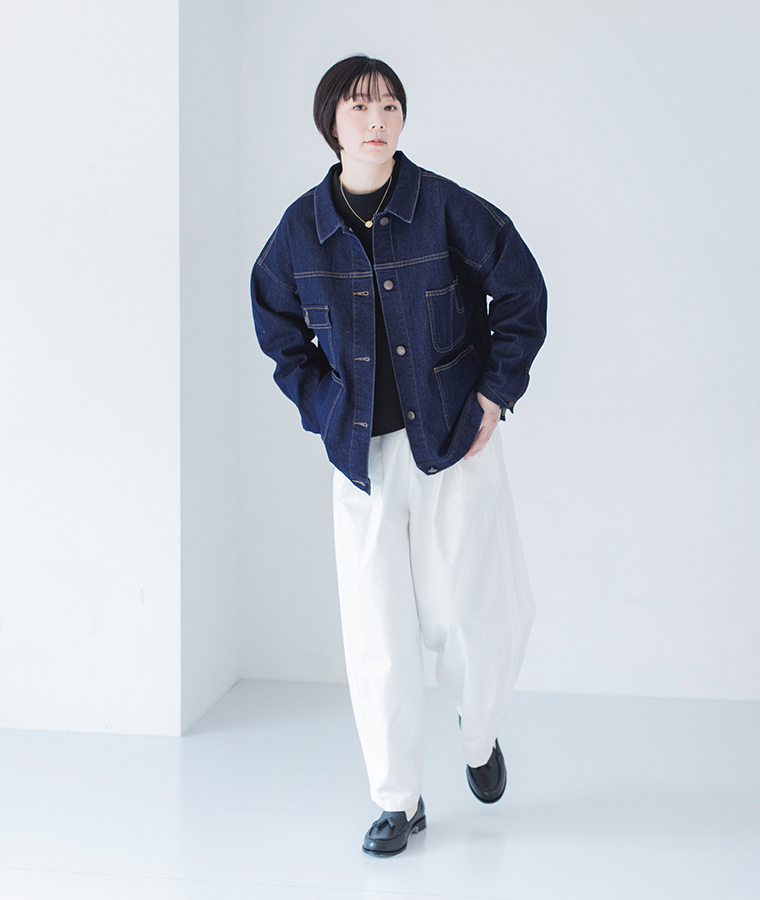 &yarn デニムカバーオール 白パンツコーディネート