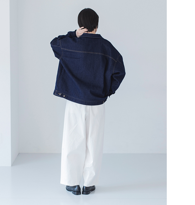 &yarn デニムカバーオール 白パンツコーディネート 全身後ろ