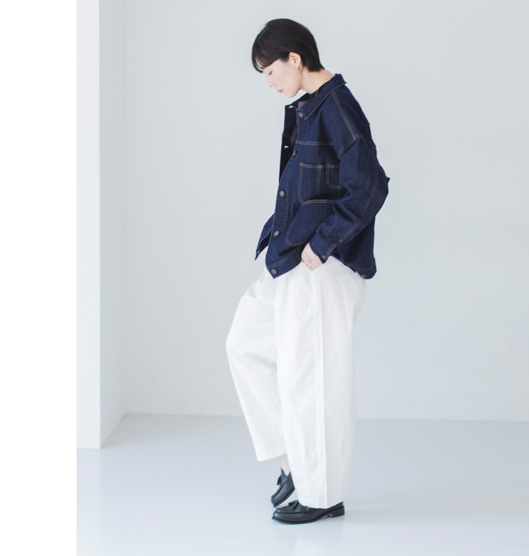 &yarn デニムカバーオール 白パンツコーディネート 全身横