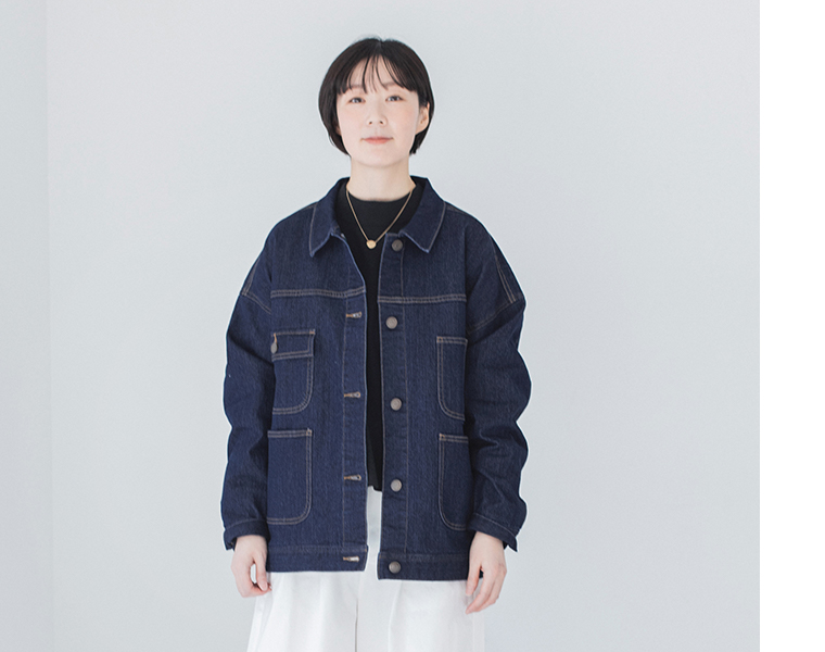 &yarn デニムカバーオール 白パンツコーディネート 上半身寄り