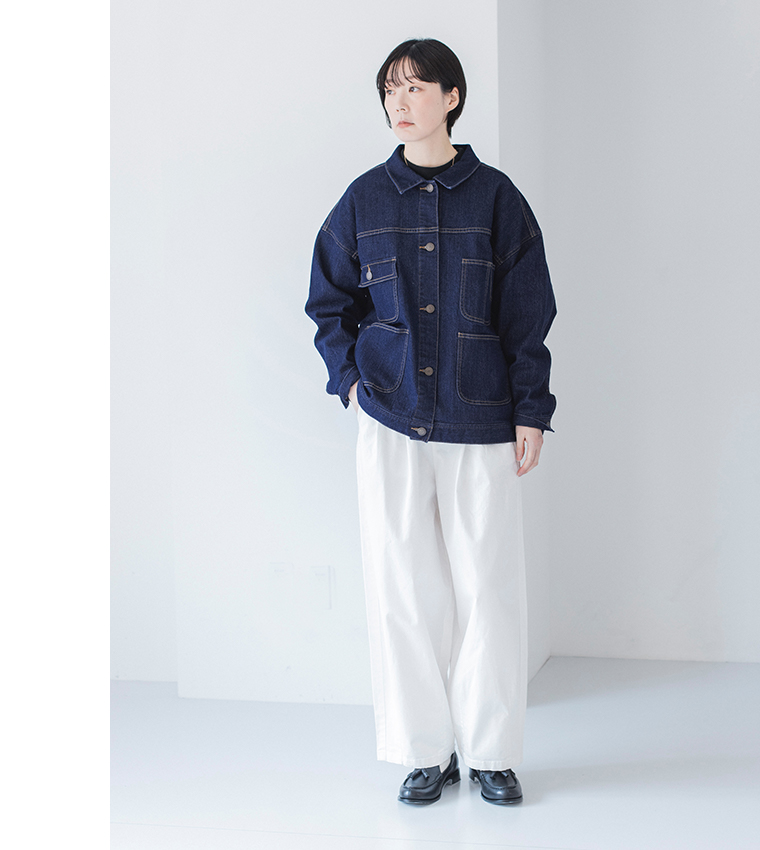 &yarn デニムカバーオール 白パンツコーディネート 全身前