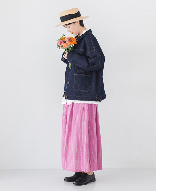 &yarn デニムカバーオール ピンクスカートコーディネート 全身横