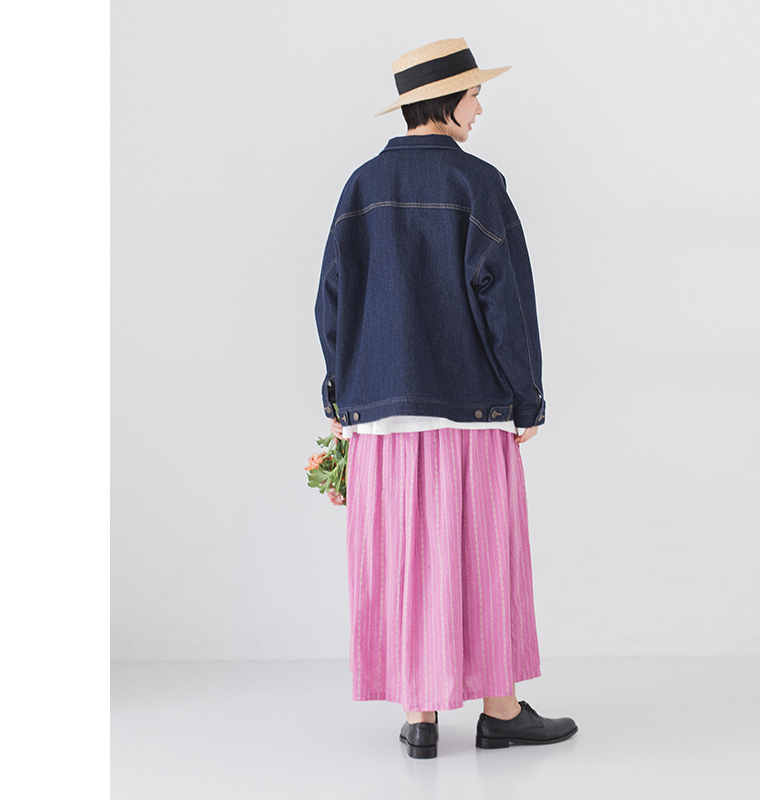 &yarn デニムカバーオール ピンクスカートコーディネート 全身後ろ