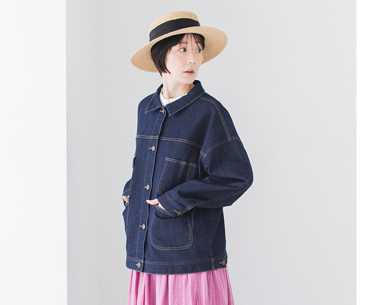 &yarn デニムカバーオール ピンクスカートコーディネート 上半身寄り前