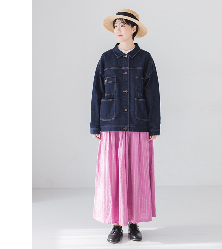 &yarn デニムカバーオール ピンクスカートコーディネート 全身前