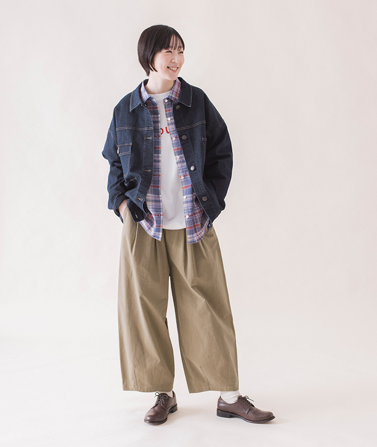 &yarn デニムカバーオール チェックシャツのコーディネート 全身前