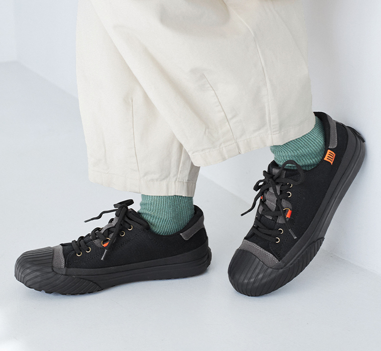 UO15（ブラック）を履いた足元寄りのカット