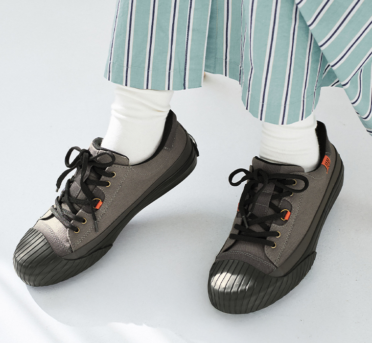 UO15（グレー）を履いた足元寄りのカット