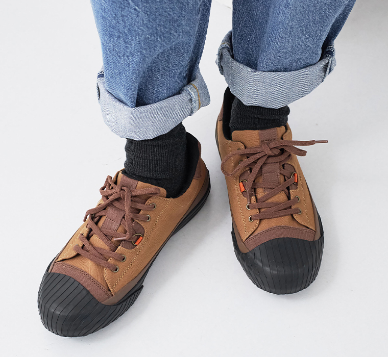 UO15（ブラウン）を履いた足元寄りのカット