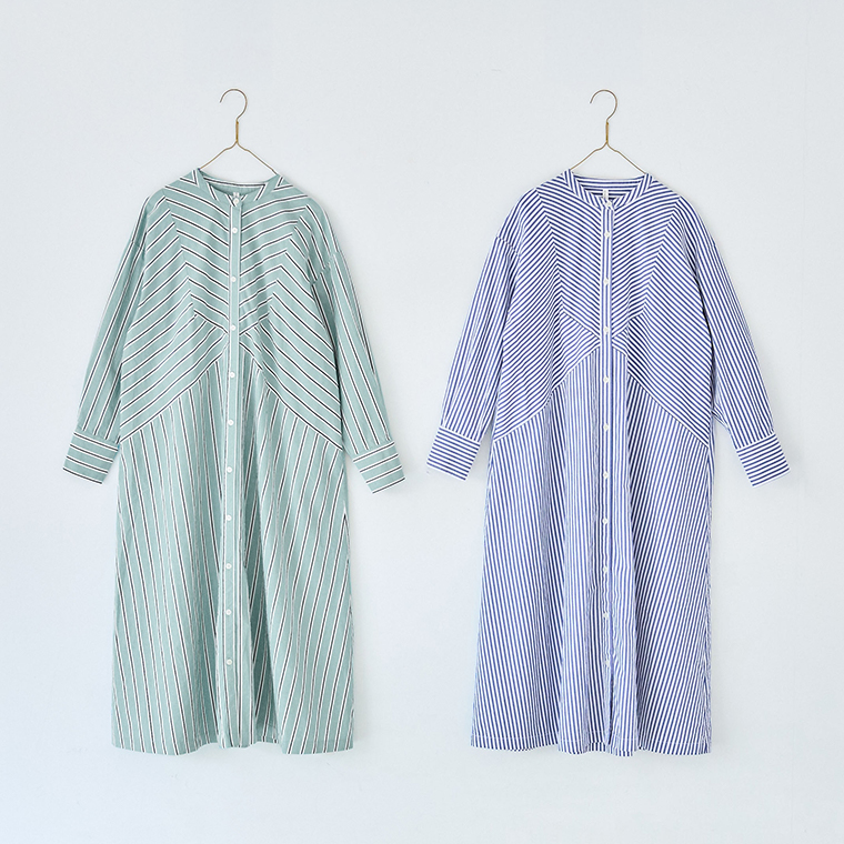 Bliss bunchコットンドビーストライプ切替ワンピースを壁に掛けた商品画像（グリーンとブルー）