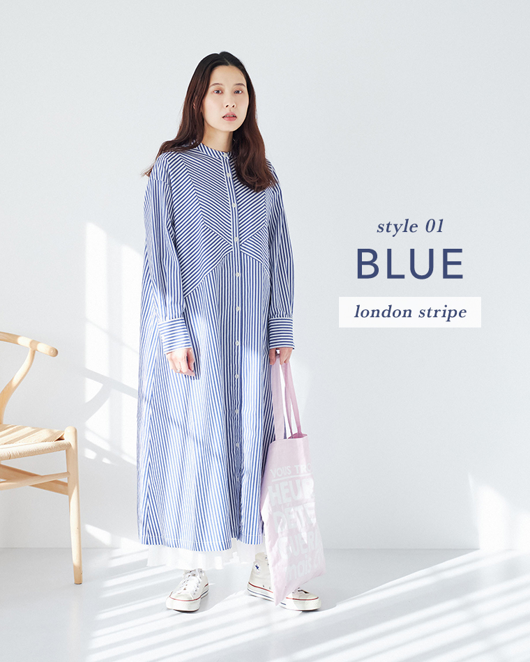 ブルーとホワイトのロンドンストライプ柄シャツワンピースを着用したコーディネート（白スニーカーとピンクのトートバッグを合わせたスタイル）