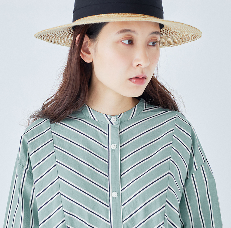 グリーン・ホワイト・ダークブルーの斜めストライプシャツを着用したコーディネート（バンドカラー・ストローハット）