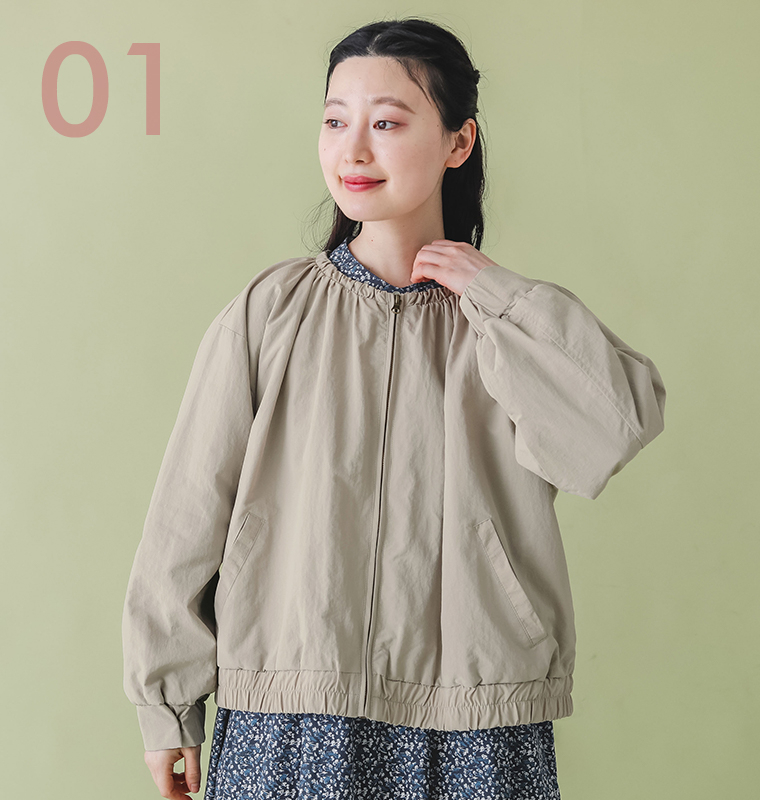 LUPILIENの撥水ナイロンギャザーネックブルゾンを着用したモデルの上半身正面カット