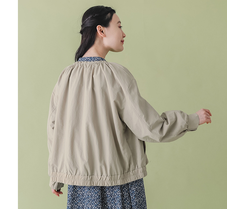 撥水ナイロンギャザーネックブルゾンを着用したモデルの後ろ姿上半身カット